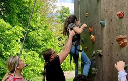 Denis Erhardt hilft der zehnjährigen Nina beim Klettern. FOTO: PRIVAT