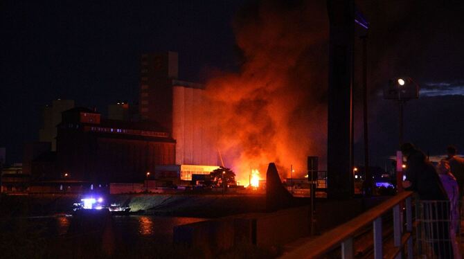 Brand auf Auto-Schrottgelände in Mannheim