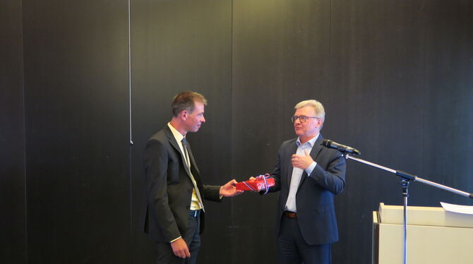 Bad Urachs Bürgermeister Elmar Rebmann (rechts) gratuliert Dr. Johannes Ady, dem neuen Direktor des Amtsgerichts Bad Urach, zu s