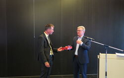 Bad Urachs Bürgermeister Elmar Rebmann (rechts) gratuliert Dr. Johannes Ady, dem neuen Direktor des Amtsgerichts Bad Urach, zu s