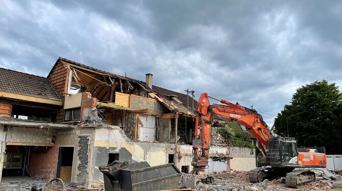 Der Abriss des früheren Geschäftshauses an der Rosenstraße hat inzwischen begonnen. Auf dem Grundstück sollen 23 Wohnungen entst