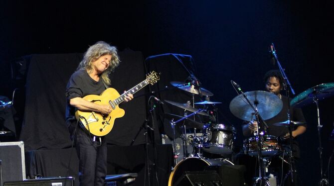 Pat Metheny – hier mit Schlagzeuger Joe Dyson – hielt in der Liederhalle eine Prise Blues und eine Spur Progressive-Jazz bereit. Pat Metheny – hier mit Schlagzeuger Joe Dyson – hielt in der Liederhalle eine Prise Blues und eine Spur Progressive-Jazz bereit.