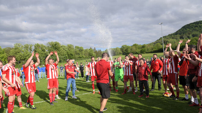 Der TSV Hirschau feiert mit einer Bier-Dusche den Pokalsieg. In der Mitte Cihan Canpolat. Der TSV Hirschau feiert mit einer Bier-Dusche den Pokalsieg. In der Mitte Cihan Canpolat.