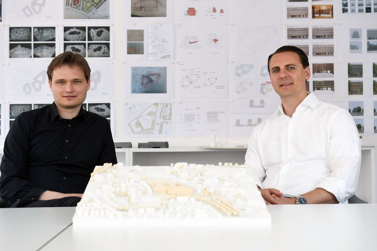 Die Architekten Maximilian Köth (links) und Hannes Riehle in ihrem Stuttgarter Büro vor einer Wand voller Skizzen und Entwürfen
