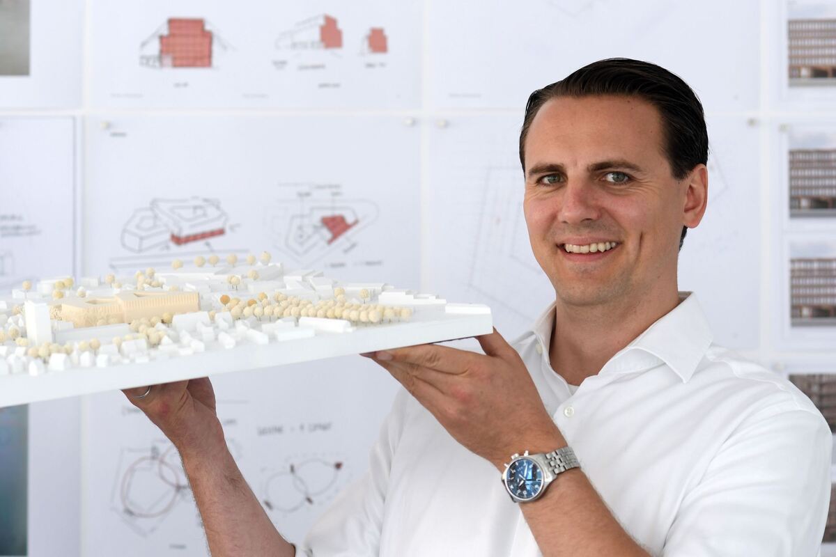 Architekt Hannes Riehle mit einem Modell des