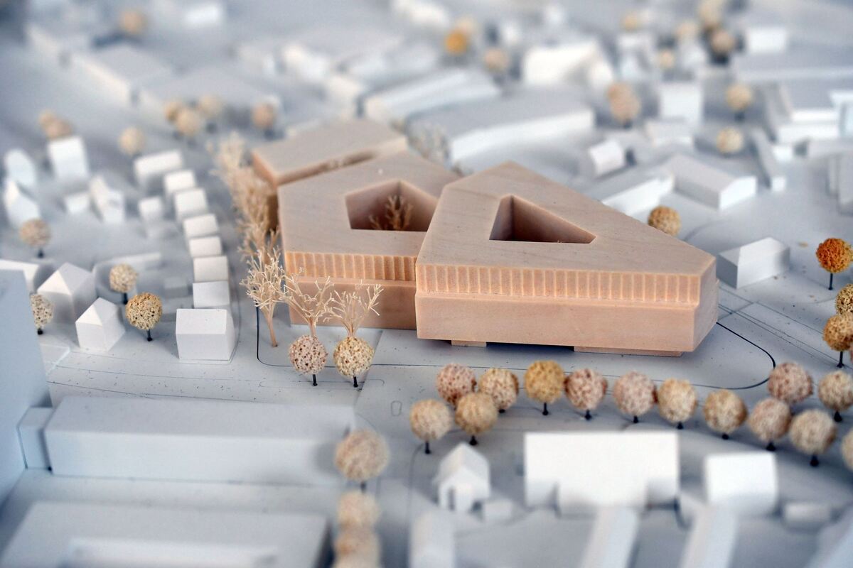 Das Modell zeigt deutlich die Form der Gebäudeteile als 8 mit Innenhöfen.