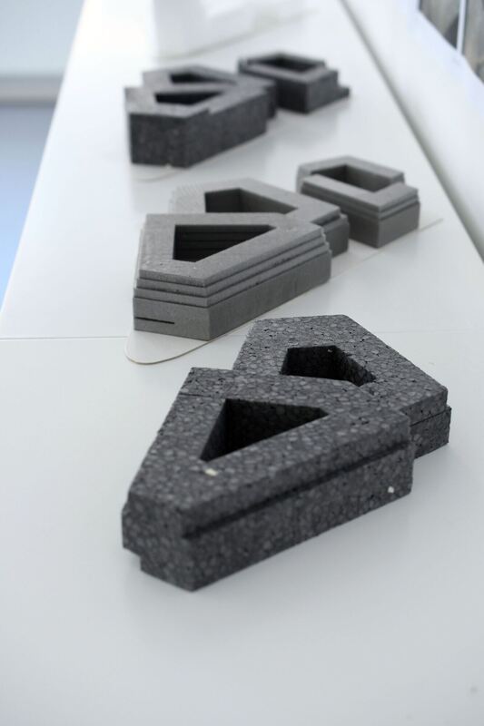 Verschiedne Modelle des Gebäudekörpers dokumentieren die Formentwicklung.