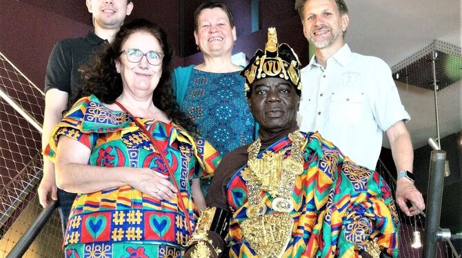 König Céphas Bansah und Königin Gabriele Akosua Bansah im Forum 22. Begrüßt wurden sie von Jannik Penka (von links), Sabine Hunz