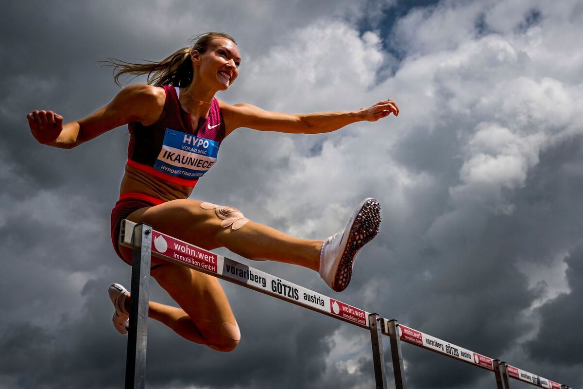 Lächelnd über Hürden Lächelnd über Hürden