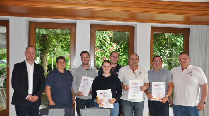 Ehrungen beim DRK Lichtenstein: (von links) Kreisgeschäftsführer Thomas Födisch, Kreisjugendleiterin Kathrin Reiber, Timo Eberha