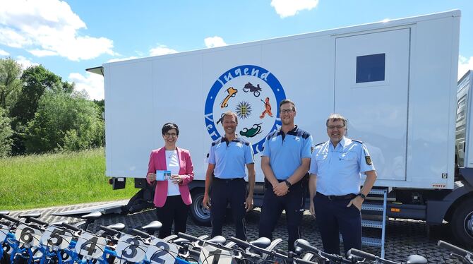 Oberbürgermeisterin Carmen Haberstroh (von links), Manuel Mulzer und Christoph Spyrka von der Mobilen Jugendverkehrsschule und B