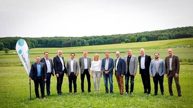 Die Partner beim Glasfasernetzausbau als Gruppe vereint, unter den vielen Bürgermeistern auch Volker Brodbeck aus Grafenberg (Dr