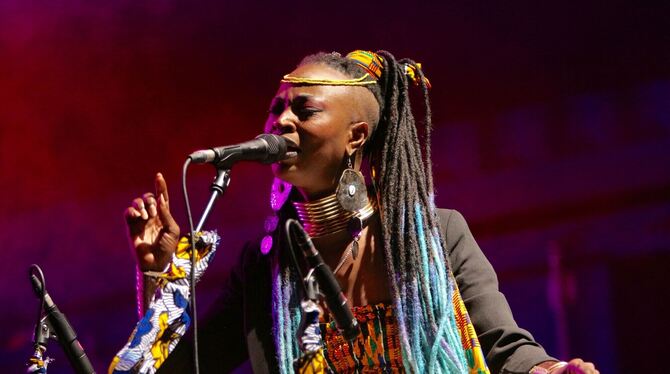 Dobet Gnahoré im Echaz-Hafen des franz.K.