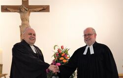 Dekan Michael  Karwounopoulos (links) verabschiedete Pfarrer Fritz Braun. FOTO: BÖHM