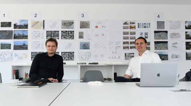 Die Architekten Maximilian Köth (links) und Hannes Riehle in ihrem Stuttgarter Büro vor einer Wand voller Skizzen und Entwürfe d Die Architekten Maximilian Köth (links) und Hannes Riehle in ihrem Stuttgarter Büro vor einer Wand voller Skizzen und Entwürfe d