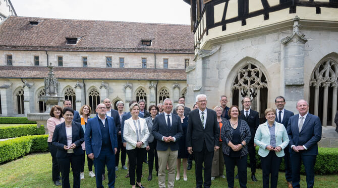 Mitglieder der Landesregierung von Baden-Württemberg stehen nach einer auswärtigen Kabinetssitzung in den Klosteranlagen von Be