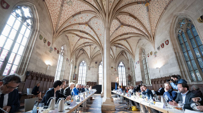 Mitglieder der Landesregierung von Baden-Württemberg tagen bei einer auswärtigen Kabinettssitzung im Kloster Bebenhausen im Somm
