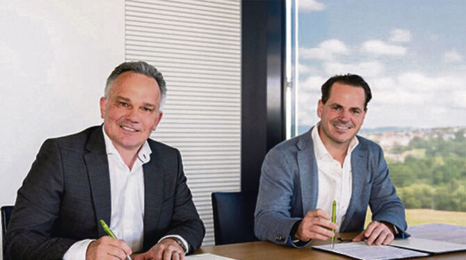 Manz-Chef Martin Drasch (links) und Leopold König, Geschäftsführer von Customcells.  FOTO: MANZ