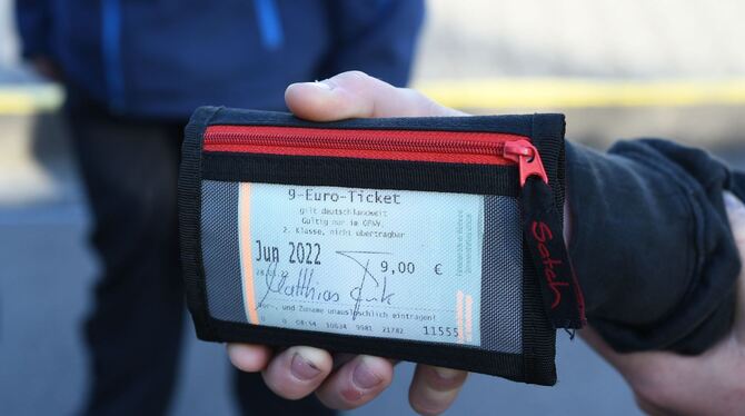 Mit dem 9-Euro-Ticket beim Schulausflug unterwegs. Stolz zeigt ein Schüler der Freien Evangelischen Schule seine Fahrkarte.