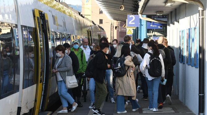 Das ganz normale Gedrängel am Mittwochmorgen auf dem Bahnsteig 2 des Reutlinger Hauptbahnhofes.