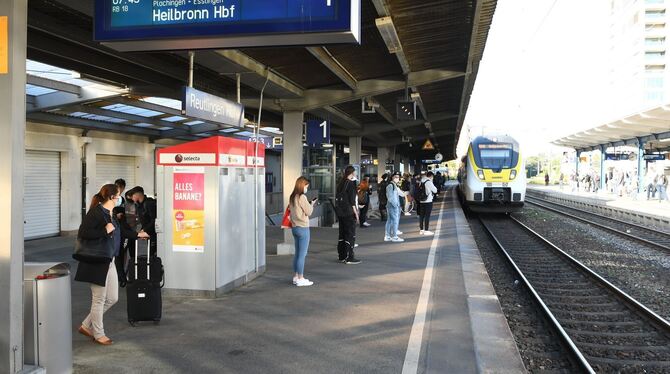 Reiseverkehr wie immer am Gleis 1 des Reutlinger Hauptbahnhofs.