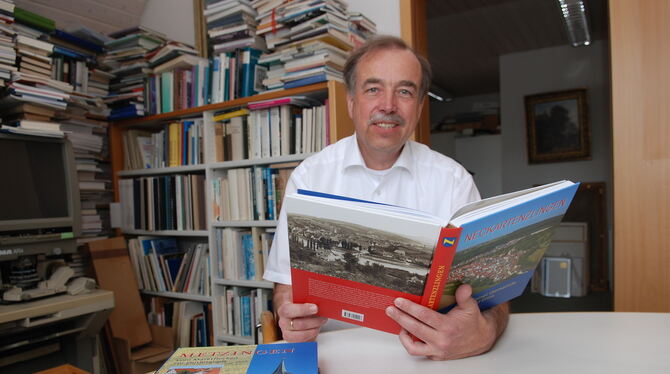 Zusammen mit einem Autorenteam hat Metzingens Stadtarchivar Rolf Bidlingmaier die Ortsgeschichte Neckartenzlingens geschrieben.