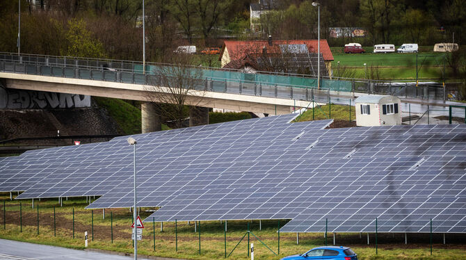 Wie so ein Solarpark aussieht, könnten sich sich die Ofterdinger im Tübinger Stadtteil Lustnau anschauen, wo die größte Solaranl