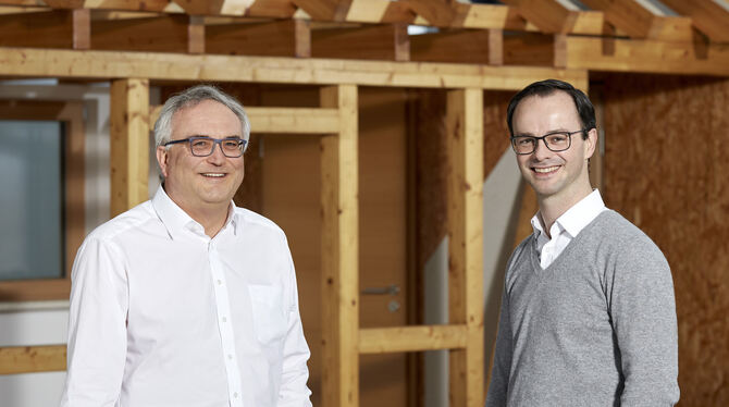 Josef Zerle (links) und Sven Schempp, Geschäftsführer der Weinmann Holzbausystemtechnik GmbH.  FOTO: WEINMANN
