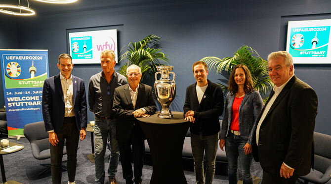 Philipp Lahm (Dritter von rechts) war als Turnierdirektor der EURO 2024 mit dem EM-Pokal zu Gast am Austragungsort Stuttgart. FO