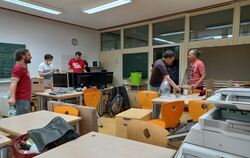 Packen im Lehrerzimmer: Das Albgymnasium zieht aus der Hohensteinschule ins eigene Schulhaus nach Undingen um.  FOTO: DEWALD 
