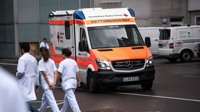 Krankenwagen am Katharinenhospital.  FOTO: KOVALENKO/LICHTGUT