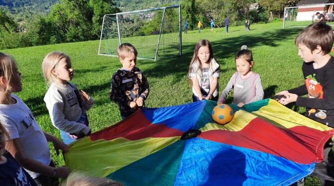Spiel und Spaß für die jüngeren Gäste am Tag der Begegnung in Dettingen.  FOTO: GEMEINDE