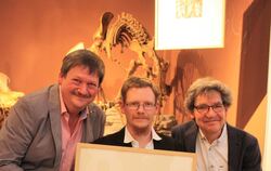 Inmitten der Tübinger Paläontologischen Sammlung stellten Ralf, Ingmar und Joachim Werneburg (von links) das Werk ihres Vaters u