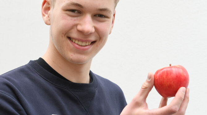 Der Reutlinger Gymnasiast Luca Meurer programmiert Apps für Apple.  FOTO: ZENKE