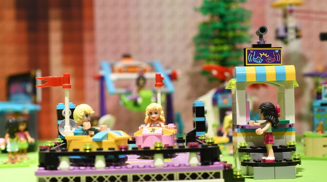 Ein Rummelplatz, gebaut aus Legosteinen, gehört zu den vielen Attraktionen der Sonderausstellung im Heimatmuseum.  FOTOS: ZENKE