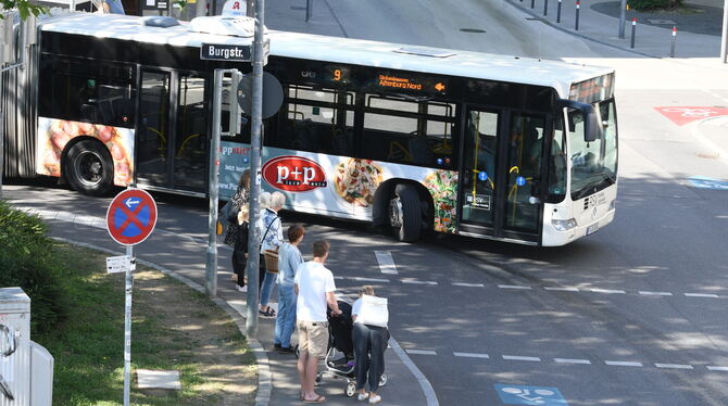 Es sind nicht nur die Autofahrer, sondern auch die Busse, die für lange rote Fußgängerampeln am Albtorplatz sorgen.  FOTO: ZENKE