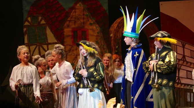 Die Schüler des Märchenmusicals »Der Schmied und das Feuer« auf der Bühne des Georgensaals. Rund  40 junge Akteure wirkten mit.