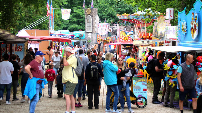 Die Mischung aus Fahrgeschäften und Hocketse macht das Nebelhöhlenfest aus.  FOTOS: LEIPPERT