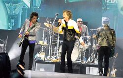 Rockende Endsiebziger in Hochform: Die Rolling Stones im Münchner Olympiastadion.  FOTO: CONZELMANN