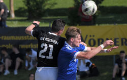 Der Pfullinger A-Jugendliche Alex-Eusebiu Ripas (rechts) erzielt sein erstes Verbandsliga-Tor. Links: Tim Rudloff (Rutesheim).  