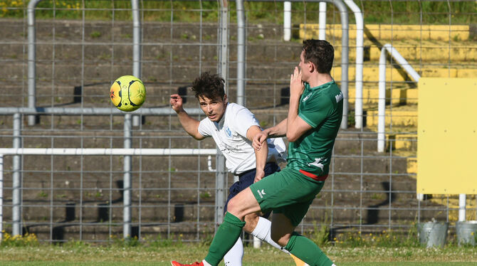 Landesliga-Duell im Kreuzeiche-Stadion: Albert Silov (links) von den Young Boys Reutlingen im Duell mit Marc Albien von der Spvg