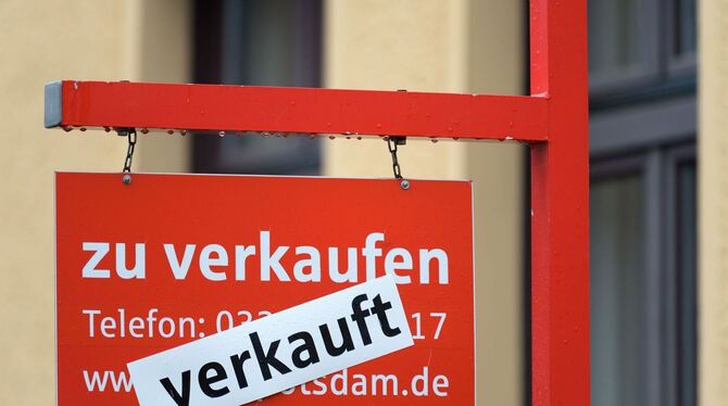 Schild: Haus zu verkaufen Schild: Haus zu verkaufen