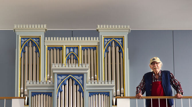 .Joachim Wilhelmy vor seiner Orgel in Darmstadt.  FOTO: VÖLKER/TU DRAMSTADT