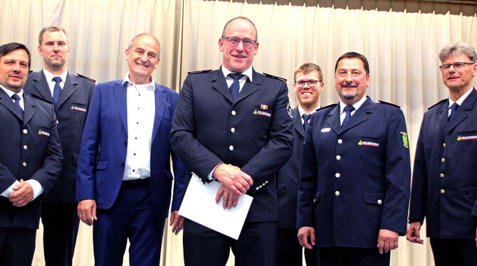 Jochen Fetzer (Mitte) erhält das Feuerwehr-Ehrenkreuz in Bronze im Kreise der Kameraden: Michael Schäfer (von links), Michael Sa