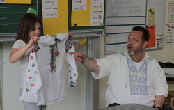 Bestickte Hemden sind typische Kleidungsstücke für die Ukraine: Andrij Nesmasznyi hatte den Grundschulkindern einen Koffer volle