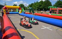 Mit Begeisterung dabei: Kartbahn für die Jüngsten beim Sommerfest in Gomaringen.  FOTOS: GOERLICH