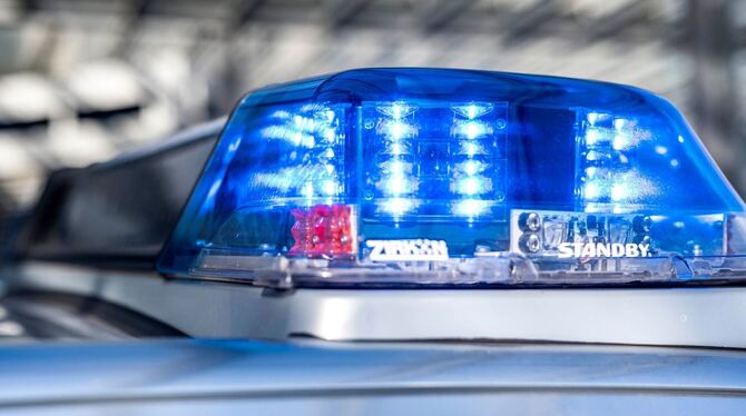 Ein Blaulicht eines Polizeiautos.