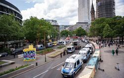 Auto fährt in Berlin in Menschenmenge