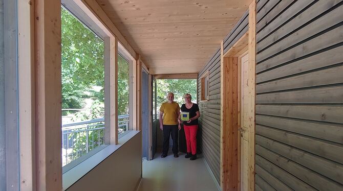 Jochen Etter und seine Frau Regine präsentieren voller Freude den gelungenen Abschluss der Modernisie-rungsmaßnahmen in der Schl