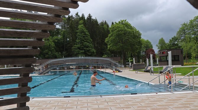 Das neu sanierte Münsinger Freibad liegt dem Förderverein Münsinger Bäder am Herzen. Nebenan wird das Hallenbad neu gebaut. FOT Das neu sanierte Münsinger Freibad liegt dem Förderverein Münsinger Bäder am Herzen. Nebenan wird das Hallenbad neu gebaut. FOT